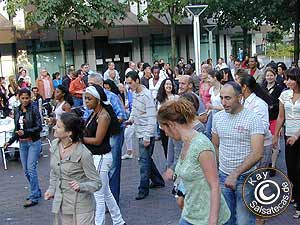 Wuppertal: Open Air Salsa vor dem Live-Club Barmen