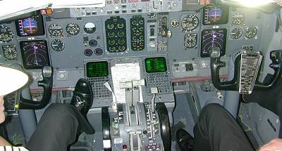 im Cockpit (click to enlarge - anklicken zum Verg��ern, mit ALT+F4 wieder schliessen)
