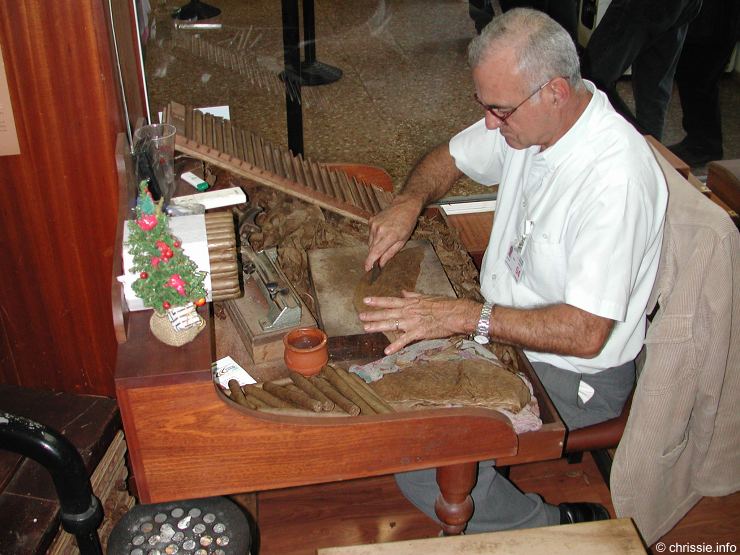 ein Zigarrenmacher - a cigar maker  - click to enlarge - anklicken zum Verg��ern, mit ALT+F4 wieder schliessen