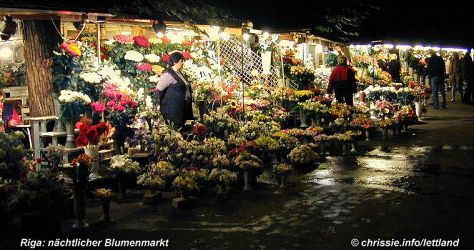 Riga, Lettland: n&auml;chtlicher Blumenmarkt