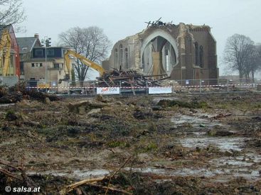 im Vordergrund: der verw�stete Friedhof, im Hintergrund: heute wird die Kirche abgerissen (anklicken zum Vergr&ouml;�ern)