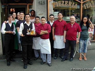 Das Team der Pizzeria La Finestra heisst Sie herzlich willkommen! (zum Vergr�ssern anklicken, mit ALT+F4 schliessen)