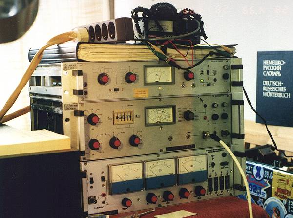 ein 50 Watt UKW-Stereo Sender (oben Stereocoder, mitte Sender, unten Me�einheit)