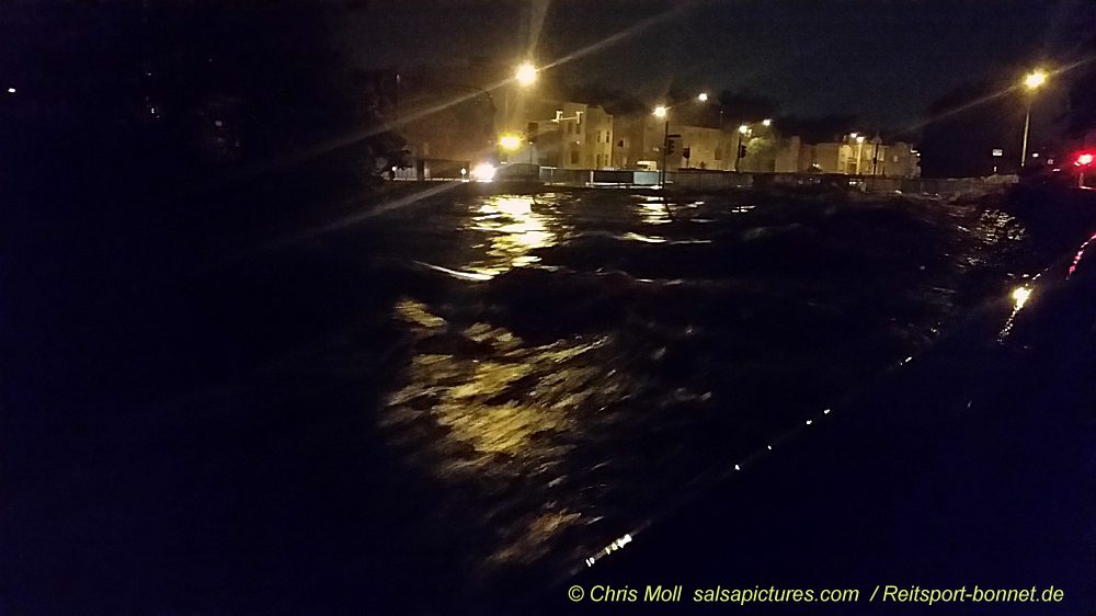 Eschweiler, 14. Juli 2021: Das Hochwasser beginnt: die Inde f&auml;ngt in der Nacht an, �ber die Ufer zu treten