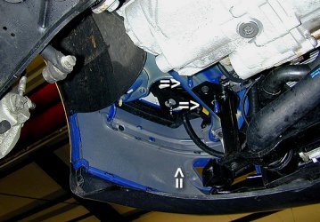 Montageort in einem Skoda Octavia: vor dem linken Radkasten ist ein Hohlraum. Dort ragen von einem L�ngstr�ger sogar schon die Befestigungsschrauben nach unten.