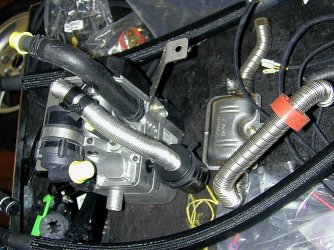 Hier die Einzelteile einer Standheizung. Hier dient als Beispiel ein Ger�t von Webasto, die Thermo Top C; nat�rlich k�nnte man 
 ebensogut eine von Ebersp�cher nehmen, beide erscheinen uns qualitativ sehr hochwertig und ebenb�rtig.