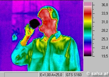 Infrarotaufnahme / W&auml;rmebild / Thermografie: jemand trinkt ein kaltes Getr&auml;nk
