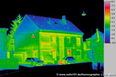 Geb&auml;udethermographie, Beispiel (man sieht, dass an den Fenstern W&auml;rme entweicht - click to enlarge) - Kamera: IVN 770P