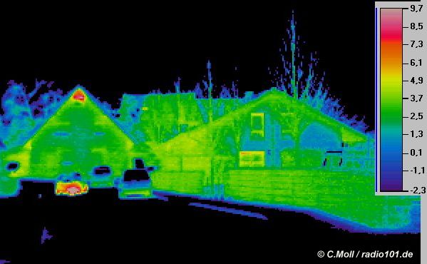 Haus (W&auml;rmeverlust unter dem Dachfirst; Infrarotaufnahme / W&auml;rmebild / Thermografische Aufnahme) - W&auml;rmebildkamera: Impac IVN 770P