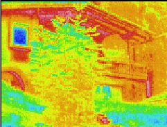 Thermographiebilder / Infrarotbild / W&auml;rmebild / Thermografische Aufnahme: Haus im Sommer (in der Scheibe spiegelt sich der wesentlich k&auml;ltere Himmel, daher wird dort scheinbar eine viel niedrigere Temperatur angezeigt)