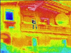Infrarotaufnahme / W&auml;rmebild / Thermografische Aufnahme: Haus im Sommer (in der Scheibe spiegelt sich der wesentlich k&auml;ltere Himmel, daher wird dort scheinbar eine viel niedrigere Temperatur angezeigt)