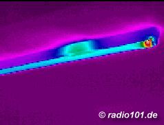 Leuchtstoffr&ouml;hre (man sieht deutlich, dass die Z&uuml;ndspule und vor allem die Enden w&auml;rmer sind), Infrarotaufnahme (W&auml;rmebild, Thermografie)