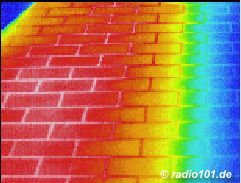 Infrarotaufnahme / W&auml;rmebild / Thermografische Aufnahme: Fliesen (heisse, z.T. abgeschattete Veranda)