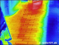 Infrarotaufnahme / W&auml;rmebild / Thermografische Aufnahme: Fliesen einer heissen, z.T. abgeschatteten Veranda